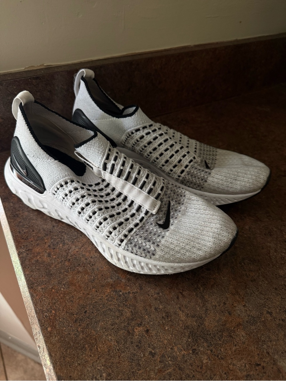 Nike React Phantom Run FlyKnit 2 Black & White Men’s 8 Women’s 9.5